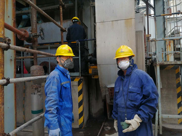 剛才3號(hào)爐膛出來的動(dòng)力車間設(shè)備技術(shù)員魏曉明、機(jī)械修造部技術(shù)員王明科.jpg