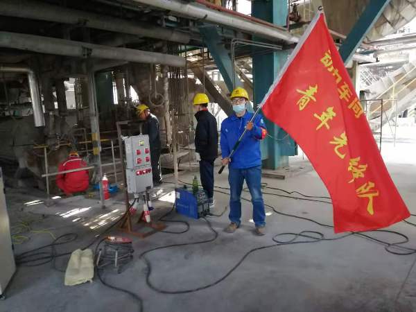 動力車間大修剛開始時，在3號爐零米，青工從車間領回青年先鋒隊隊旗（魏高強攝[1].jpg