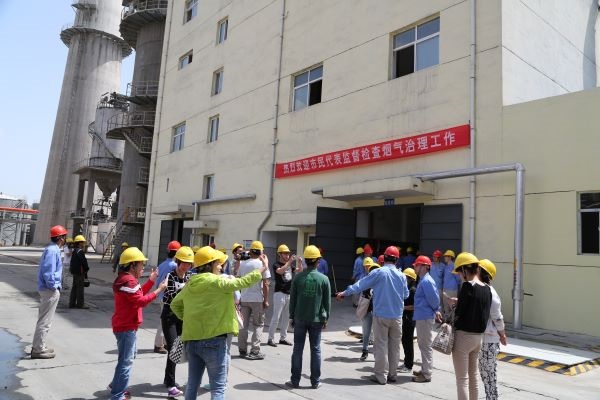 渭化集團(tuán)環(huán)保開放日，渭南市民代表來渭化監(jiān)督檢查煙氣治理。.JPG