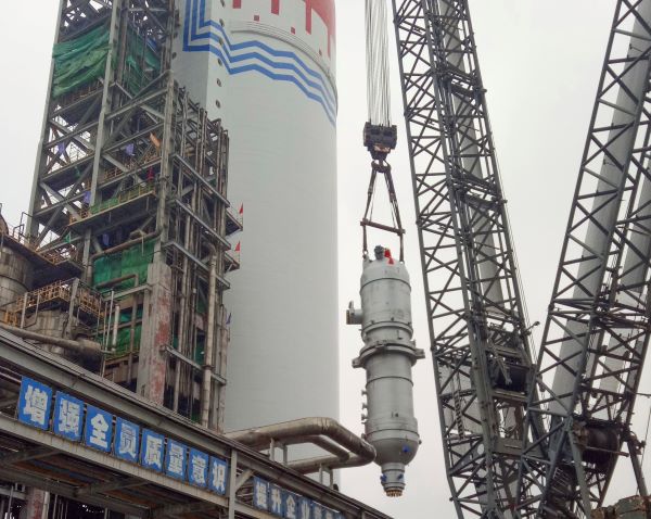 吊裝過程中的新汽提塔，尿素曾迎軍.jpg