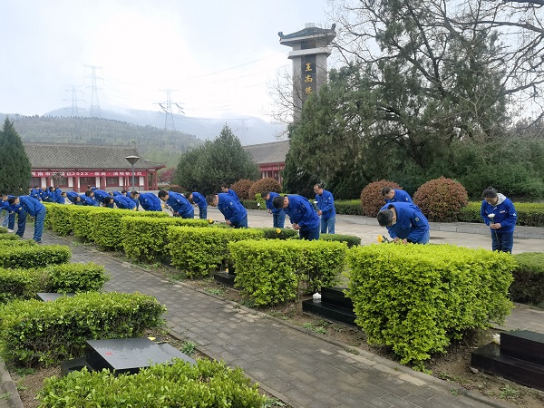 4月3日，全體黨員在烈士園碑區(qū)祭掃陵園、默哀深思.jpg