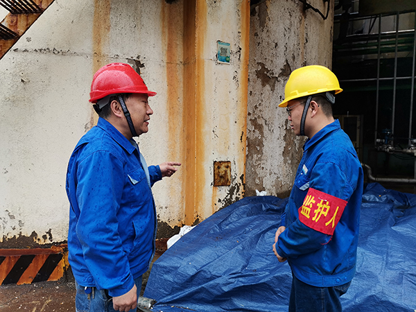 3月31日上午，在一期鍋爐舊脫硫塔底部清理現(xiàn)場(chǎng)，安全員焦路秦對(duì)監(jiān)護(hù)人岳維哲的提問。.jpg