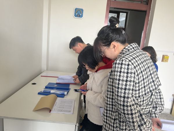 3.23健力寶審核組在質(zhì)檢部、審核易制毒管理，翻閱記錄。.jpg