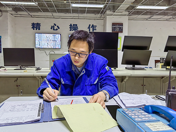 5月15日19點(diǎn)，動(dòng)力車間三期控制室，技術(shù)員畢加佳給加班檢修的5號(hào)鍋爐更換空預(yù)器辦理檢修票.jpg