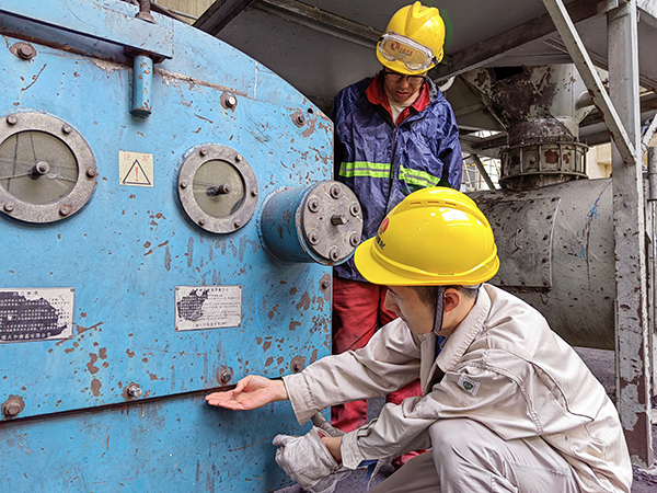 5月16日，動(dòng)力車(chē)間三期給煤機(jī)，屈豪正在檢查給煤機(jī)的復(fù)位情況.jpg