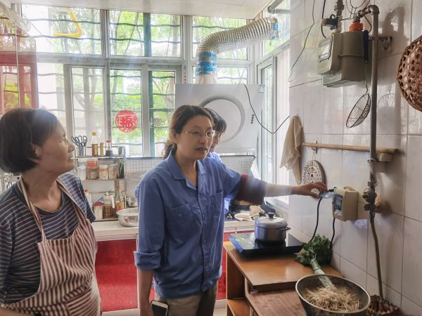 5.16日，女工協(xié)管員進入職工家屬家里進行安全用電宣講.jpg