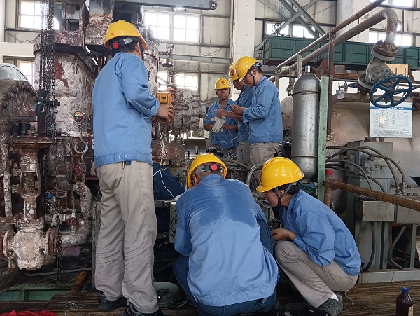 8月31日，二期機(jī)組廠房二樓空分尿素工段人員在回裝空壓機(jī)軸系儀表-3.jpg