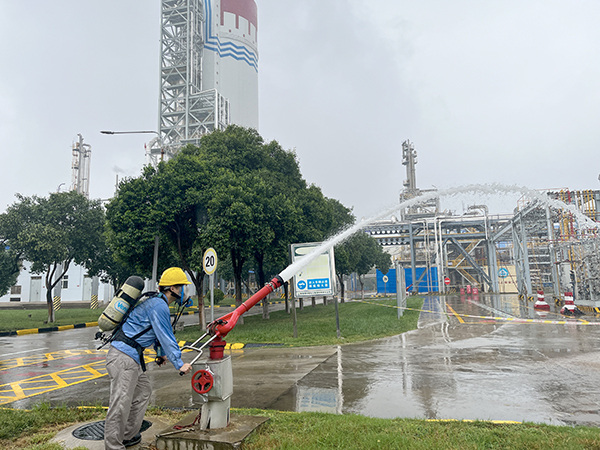 9月19日9：11現(xiàn)場人員張國濤開啟消防水炮以及水幕噴淋裝置，對現(xiàn)場進行稀釋.jpg