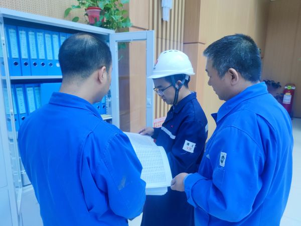 9月27日，交叉檢查組查看崗位人員安全操作規(guī)程.jpg