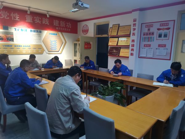 12日晚上8點(diǎn)，安全員在檢修例會(huì)上通報(bào)當(dāng)天檢查結(jié)果.jpg