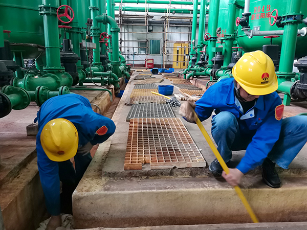 10月15日，脫鹽水站員工清理地溝積水以交出地溝防腐.jpg