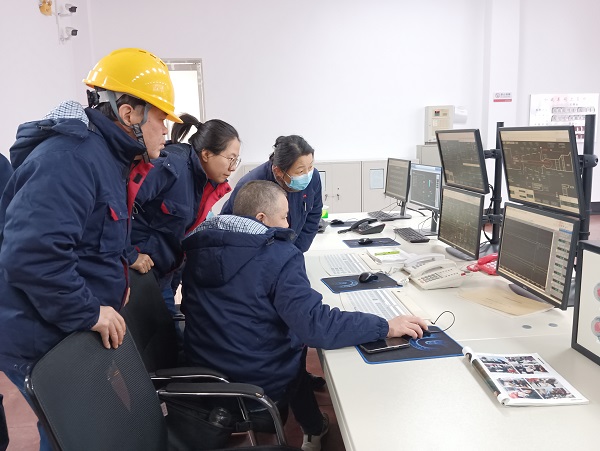 12月15日，計(jì)控電儀部主任工程師馬曉華，空分尿素工段段長(zhǎng)郭凱等人在一期檢查處理空壓機(jī)導(dǎo)葉閥故障.jpg