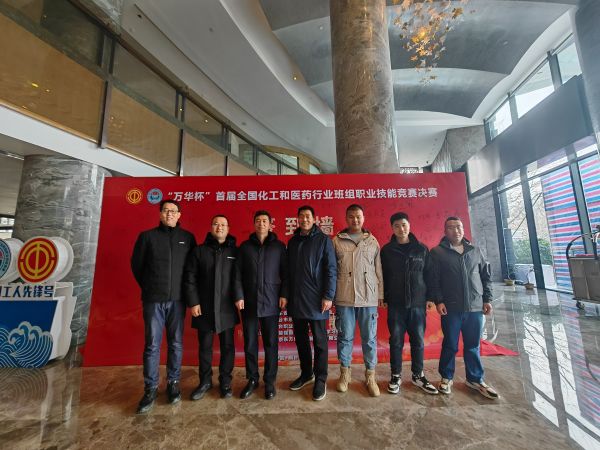 副總經(jīng)理趙強(qiáng)、工會副主席李景忠、合成車間主任王東亮與參賽隊員在決賽前夕合影留念2.jpg