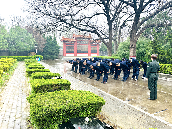 4月2日下午，渭化集團(tuán)組織黨員代表、團(tuán)員青年代表走進(jìn)渭南市臨渭區(qū)王尚德烈士陵園，開展清明節(jié)祭掃活動。烈士紀(jì)念碑前默哀鞠躬.JPG