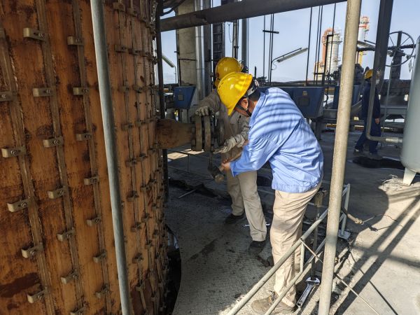 4月15日，三期大檢修現(xiàn)場，計控電儀部段長左克利和老師傅吳培榮一起進(jìn)行六號爐高溫?zé)犭娕疾饳z工作.jpg