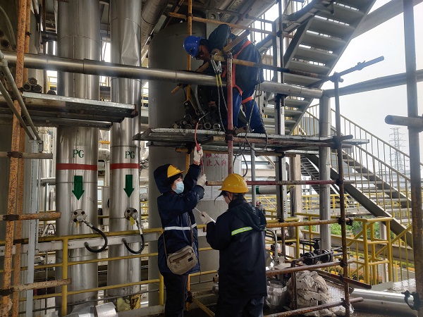 4月30日，分析人員對洗氨塔受限空間作業(yè)進行入罐前取樣分析.jpg