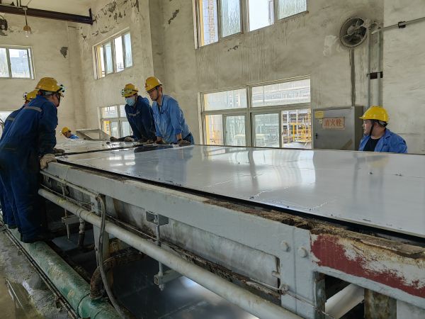 28日，合成車間、修造部人員共同搶修造粒機(jī).jpg