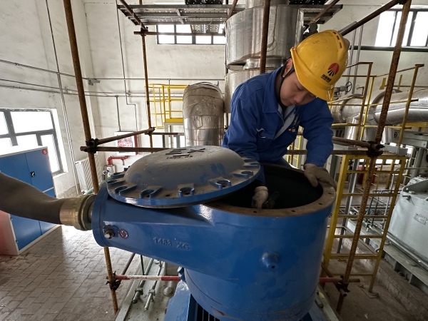 5月6日，電氣檢修工魏晨光緊固電機(jī)接線(xiàn)盒內(nèi)接線(xiàn).jpg