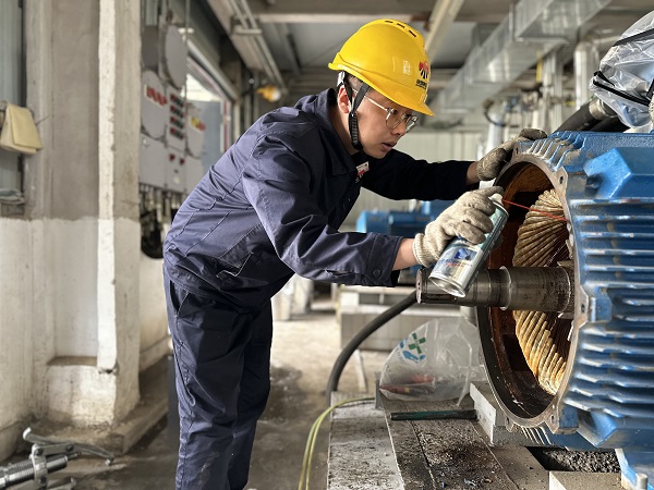5月7日，檢修人員趙佳偉處理電機(jī)內(nèi)銹跡.jpg