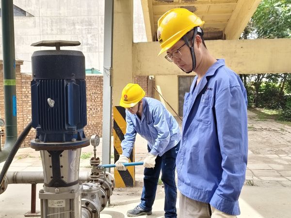 5月11日，尿素車間設(shè)備技術(shù)員馬強(qiáng)檢查冷卻水泵運(yùn)行情況 (1).jpg