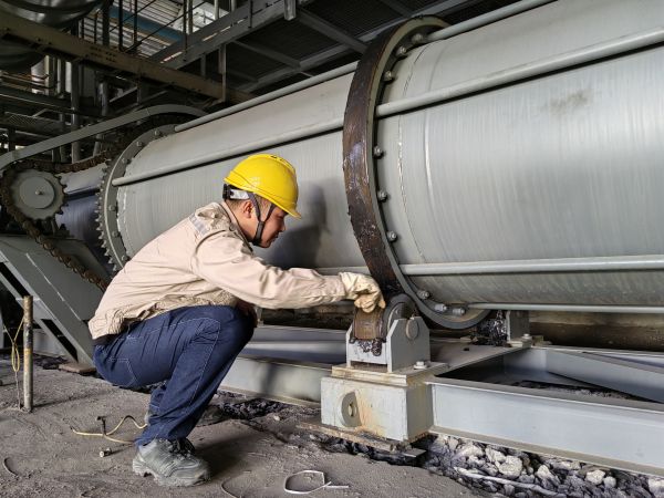 2024年5月20日，動(dòng)力車(chē)間4號(hào)鍋爐冷渣器更換后運(yùn)行人員正在對(duì)冷渣器做潤(rùn)滑.jpg