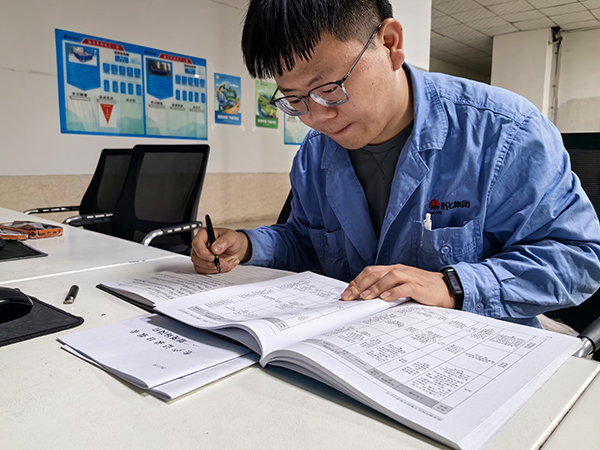 岳維哲堅持學(xué)習(xí)，通過每日一問、學(xué)習(xí)強企等方式不斷提高自己的業(yè)務(wù)能力.jpg