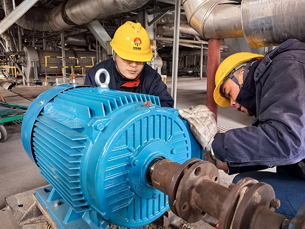 1月20日，檢修三班正在對(duì)鍋爐疏水泵電機(jī)進(jìn)行更換1.jpg