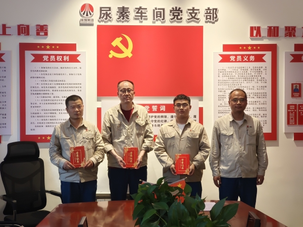 6月20，主任王濤為化工二班頒獎(jiǎng).jpg