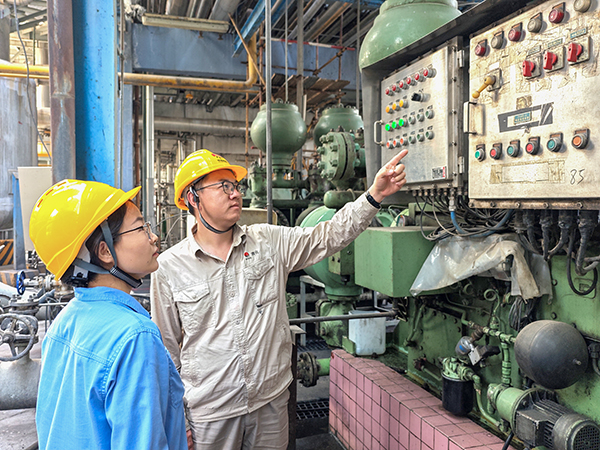 2025年6月23日，設(shè)備員對班組人員進(jìn)行現(xiàn)場教學(xué).jpg