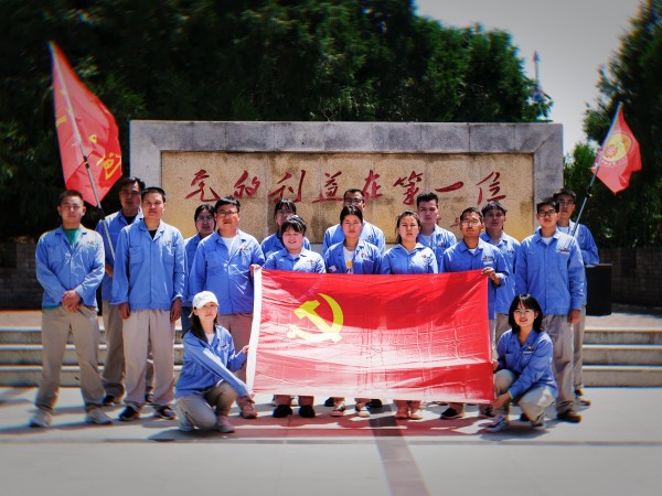 311753918963107776.jpg 乙二醇車(chē)間黨支部在亭口-習(xí)仲勛同志革命活動(dòng)舊址開(kāi)展紅色教育.jpg