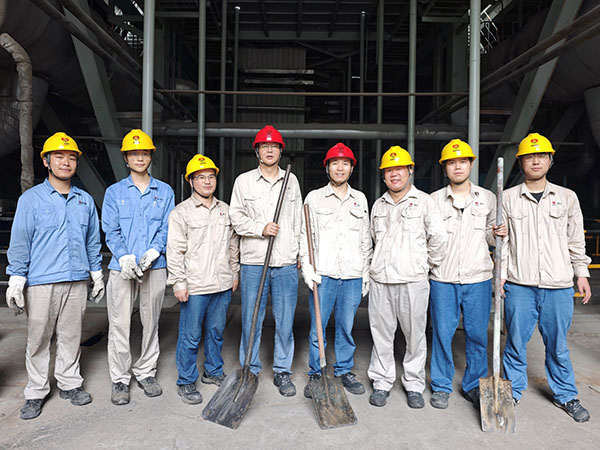 8月8日早上，動力車間組織黨員、團(tuán)員清理地溝淤泥后，在鍋爐前合影   600.jpg